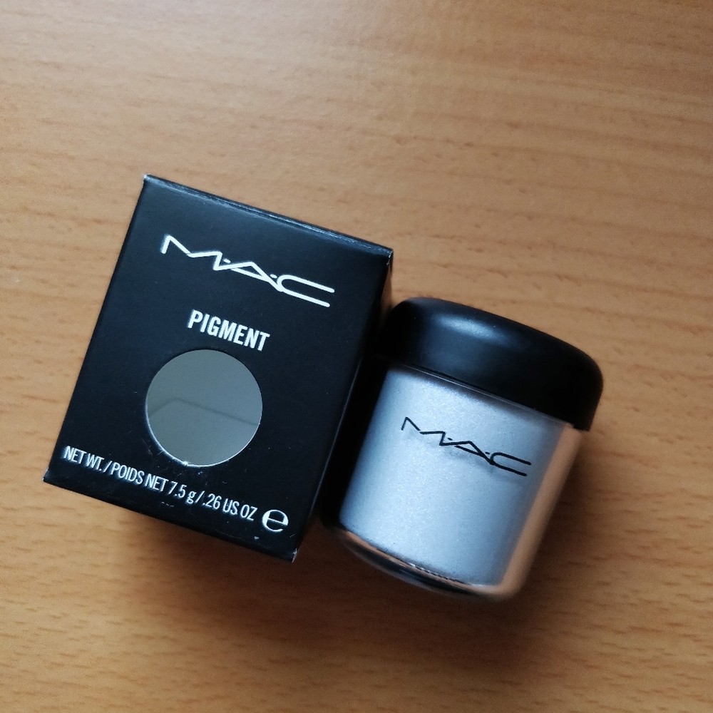 MAC Pigment in Lark About